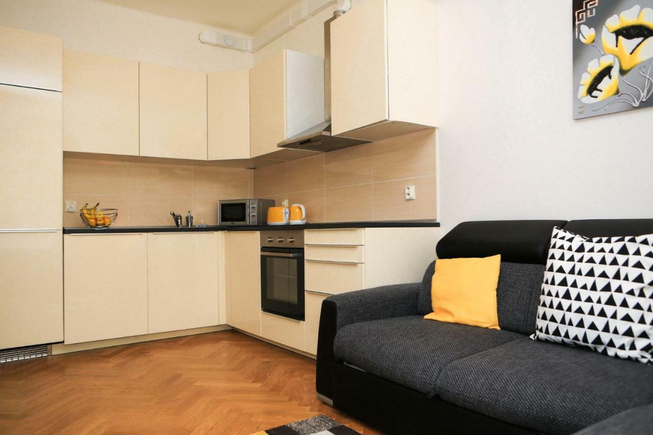 Yellow Apartment Few Steps From Metro Praga Exterior foto